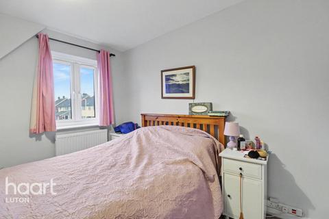 undefined, Five Oaks, Luton