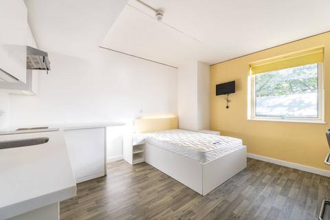 Studio to rent, St Anns Road, Holland Park, London, W11