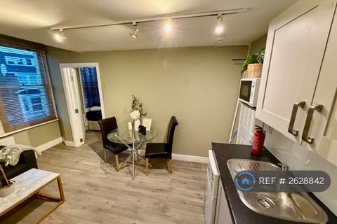1 bedroom in a house share to rent, Lena Gardens, London, W6