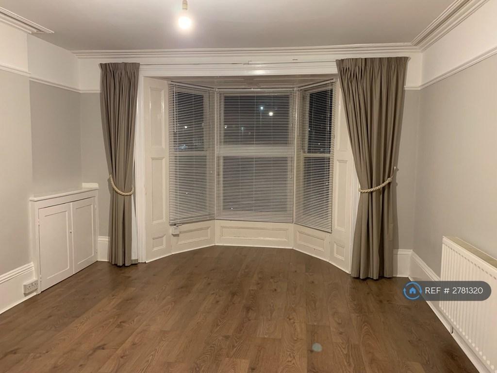 Bed/Living Room (1)