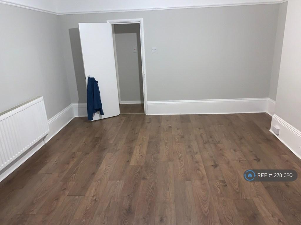Bed/Living Room (2)