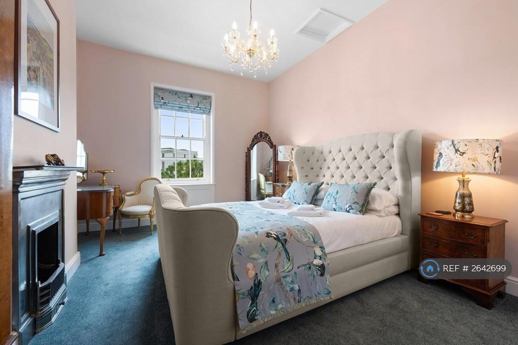 First Floor King Bedroom