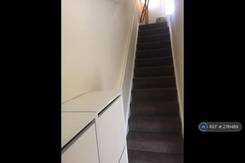 3 bedroom semi-detached house to rent, Syon Park Close, Nottingham, NG2