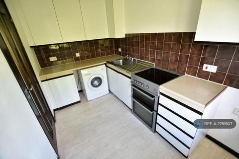 1 bedroom flat to rent, Badger Close, Lowwer Feltham, TW13