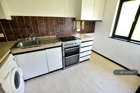 1 bedroom flat to rent, Badger Close, Lowwer Feltham, TW13