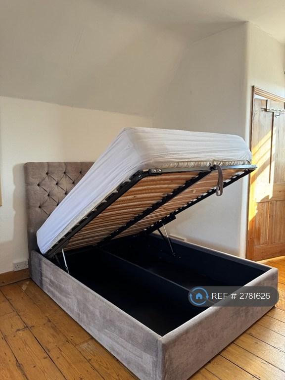 Bedroom 2 Full Storage Dbl Ottoman