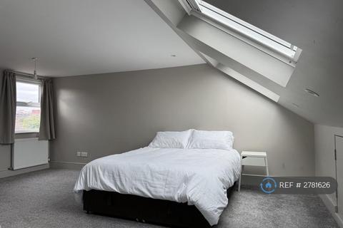 Studio to rent, Gladstone Avenue, London, N22