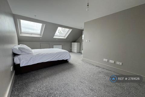 Studio to rent, Gladstone Avenue, London, N22
