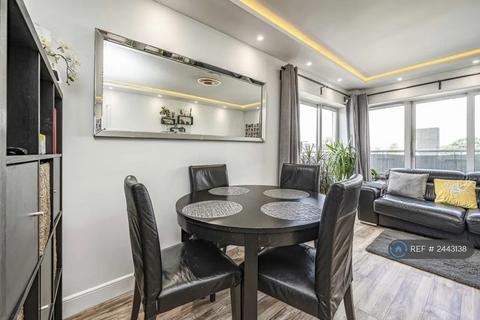 2 bedroom flat to rent, Sundeala Close, Sunbury-On-Thames, TW16