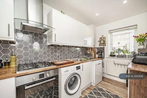 2 bedroom flat to rent, Sundeala Close, Sunbury-On-Thames, TW16