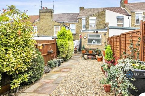 3 bedroom terraced house to rent, Curzon Road, Chatham, ME4