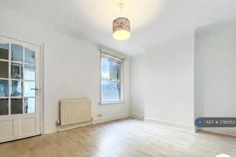 3 bedroom terraced house to rent, Curzon Road, Chatham, ME4