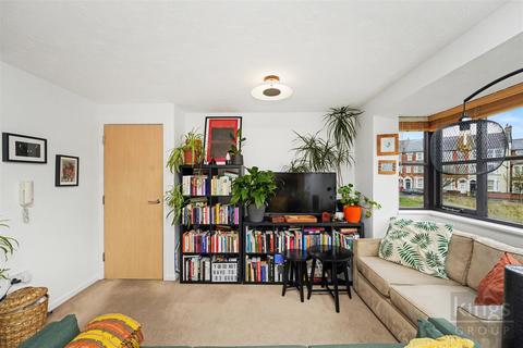 2 bedroom flat for sale, Creighton Road, London