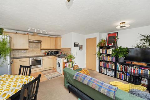 2 bedroom flat for sale, Creighton Road, London