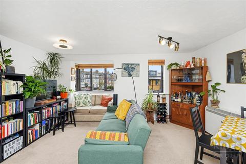 2 bedroom flat for sale, Creighton Road, London