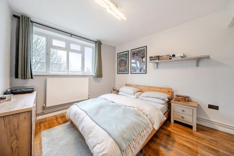3 bedroom flat for sale, Weir Road, London, SW12