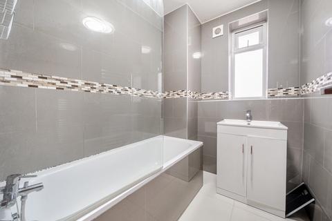 3 bedroom flat for sale, Weir Road, London, SW12