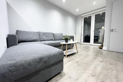 3 bedroom terraced house to rent, London NW7