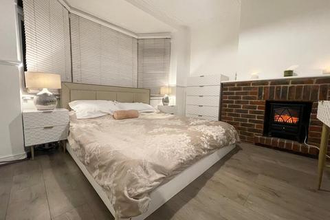 3 bedroom terraced house to rent, London NW7
