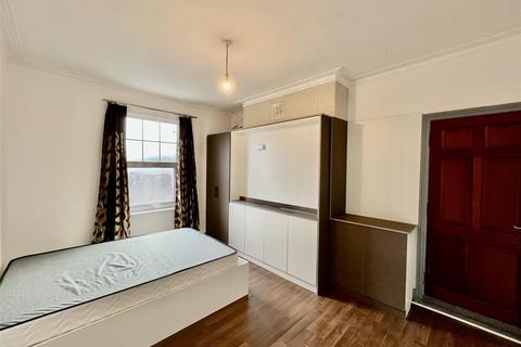 undefined, London Road, Isleworth TW7