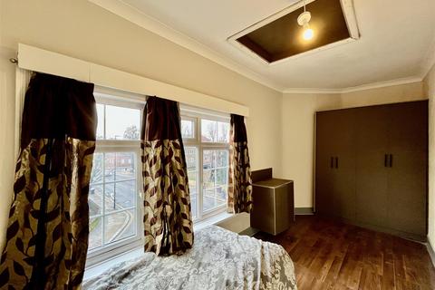 undefined, London Road, Isleworth TW7