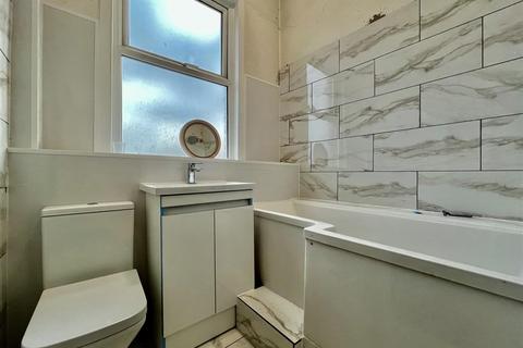 undefined, London Road, Isleworth TW7