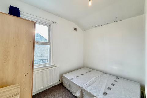 3 bedroom maisonette to rent, Norwood Road, Southall UB2