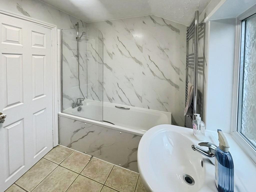 15b8f0ac-Bathroom 202