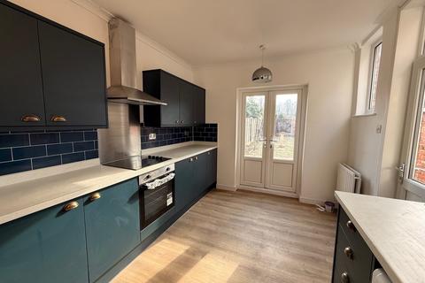3 bedroom terraced house to rent, Gainsborough Rd, Crewe