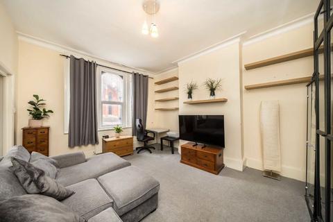 1 bedroom flat to rent, Garratt Lane, London SW18