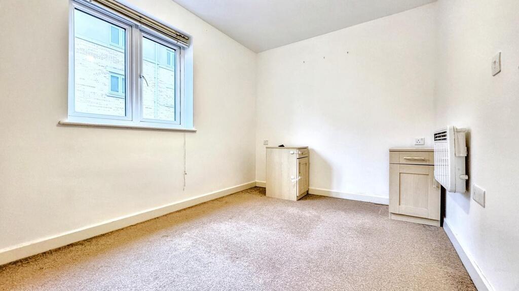 Bright, neutrally decorated single bedroom with...