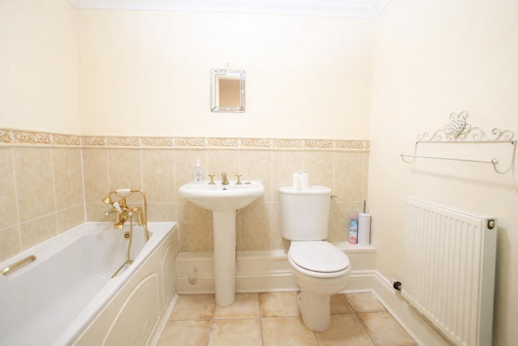 Bright and vintage-inspired bathroom design