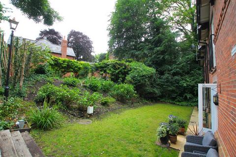 2 bedroom apartment for sale, Dee Banks, Great Boughton, Chester