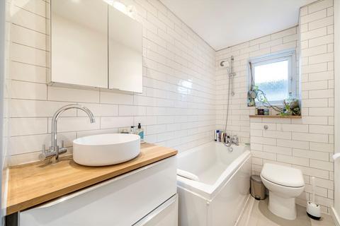 2 bedroom flat for sale, Winchester Close, London SE17