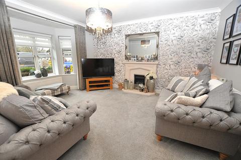 4 bedroom detached house for sale, Alderson Drive, Burton-On-Trent DE13