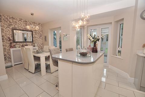 4 bedroom detached house for sale, Alderson Drive, Burton-On-Trent DE13