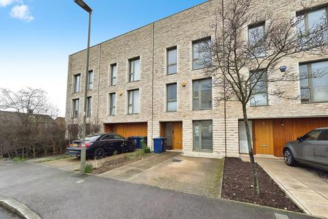 4 bedroom terraced house to rent, Camborne Road, Edgware, HA8
