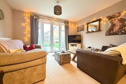 2 bedroom semi-detached house to rent, Spinners Road, Gloucester