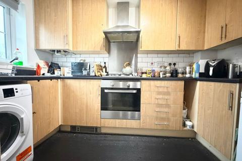 2 bedroom semi-detached house to rent, Spinners Road, Gloucester