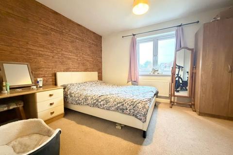 2 bedroom semi-detached house to rent, Spinners Road, Gloucester