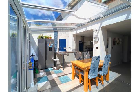 4 bedroom terraced house for sale, Tangmere Crescent, Hornchurch, RM12
