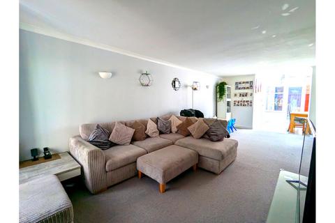 4 bedroom terraced house for sale, Tangmere Crescent, Hornchurch, RM12