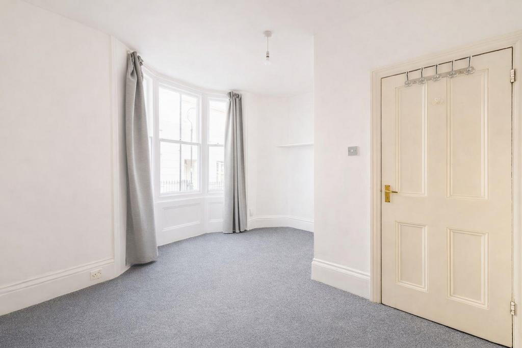 21a Gloucester main bedroom.jpg