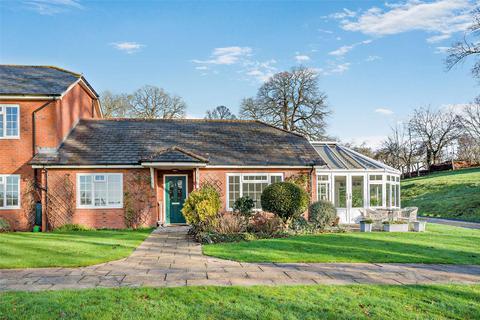 2 bedroom bungalow for sale - Brockhampton Court, Hereford, Herefordshire, HR1