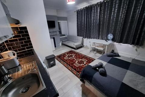 House share to rent, London NW11