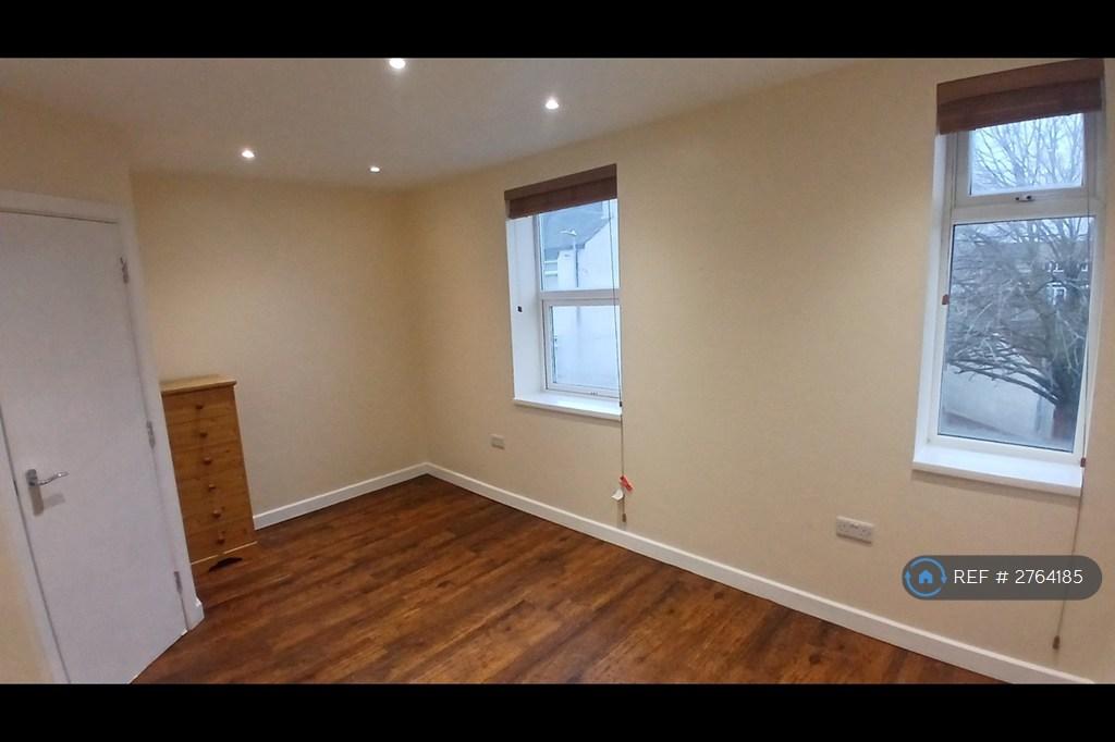 Middle Bedroom