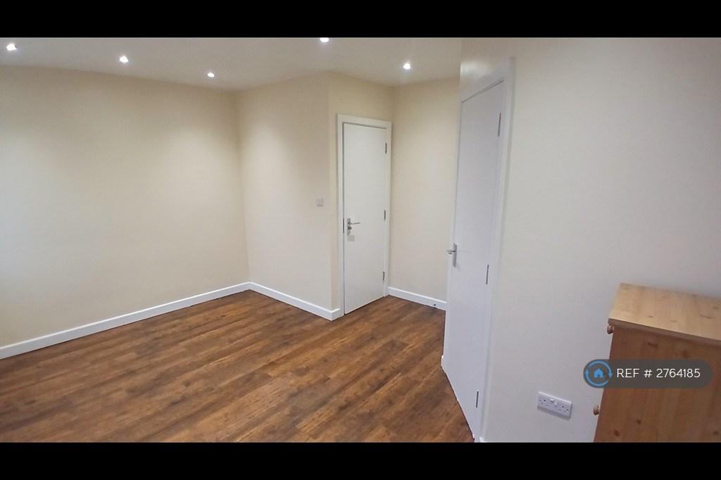 Middle Bedroom