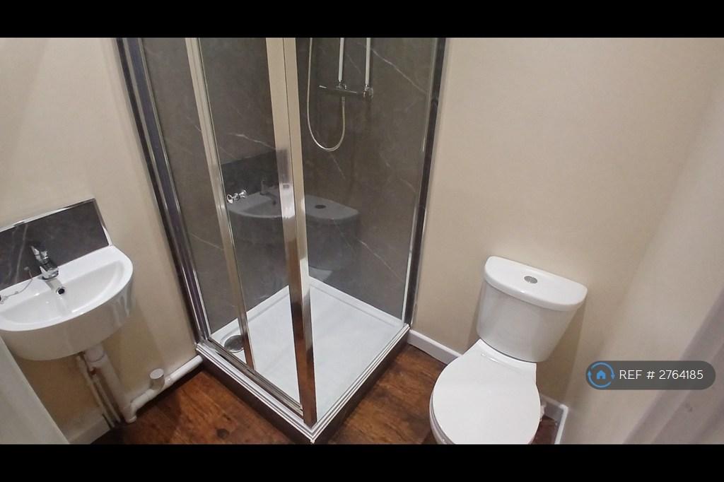 Middle Bedroom Ensuite