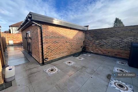 3 bedroom detached house to rent, Ray Road, West Molesey, KT8