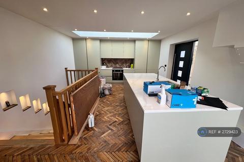 3 bedroom detached house to rent, Ray Road, West Molesey, KT8